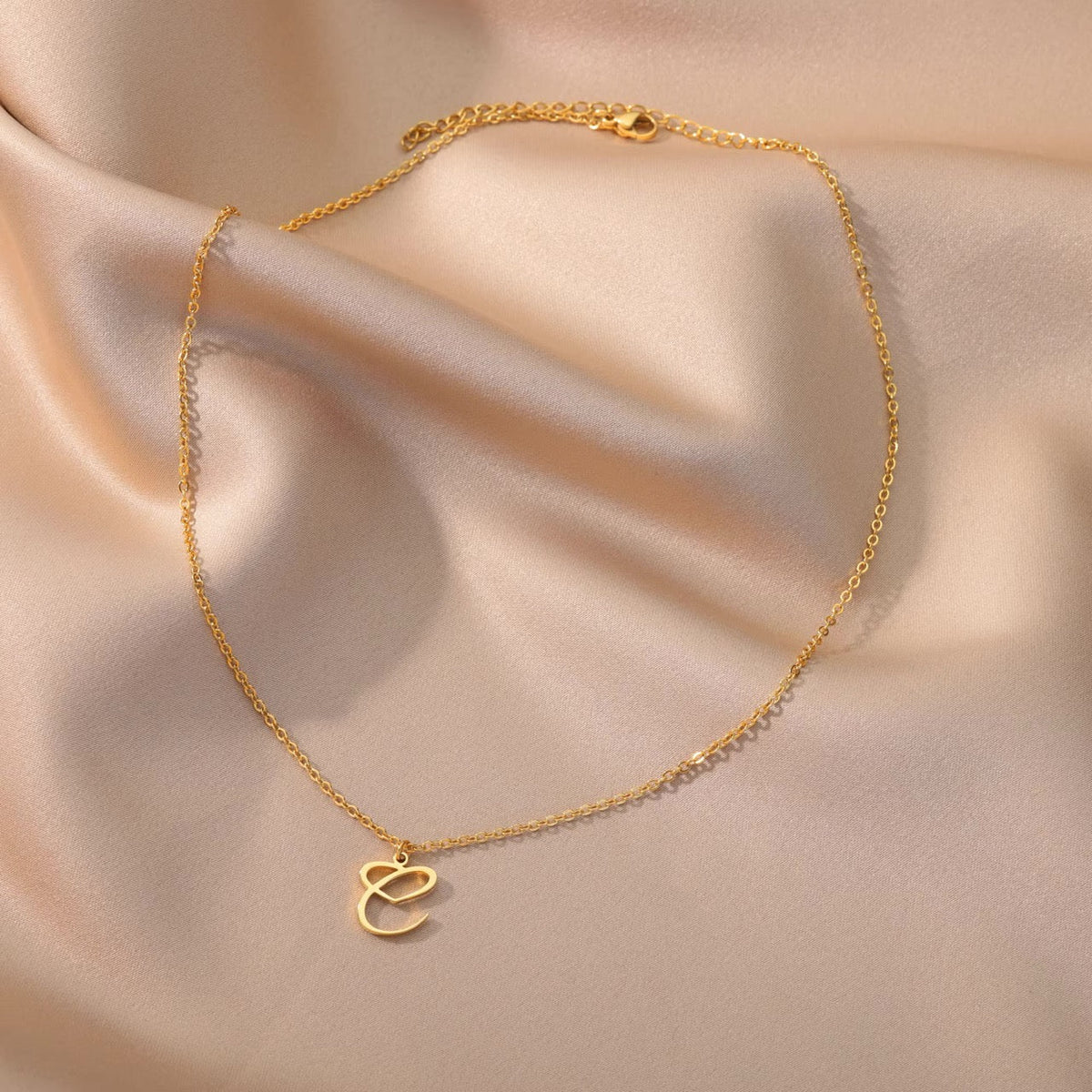 Women’s Initial Heart Pendant Necklace – Gold-Tone Stainless Steel Letter Charm for Personalised Everyday Wear and Gifting