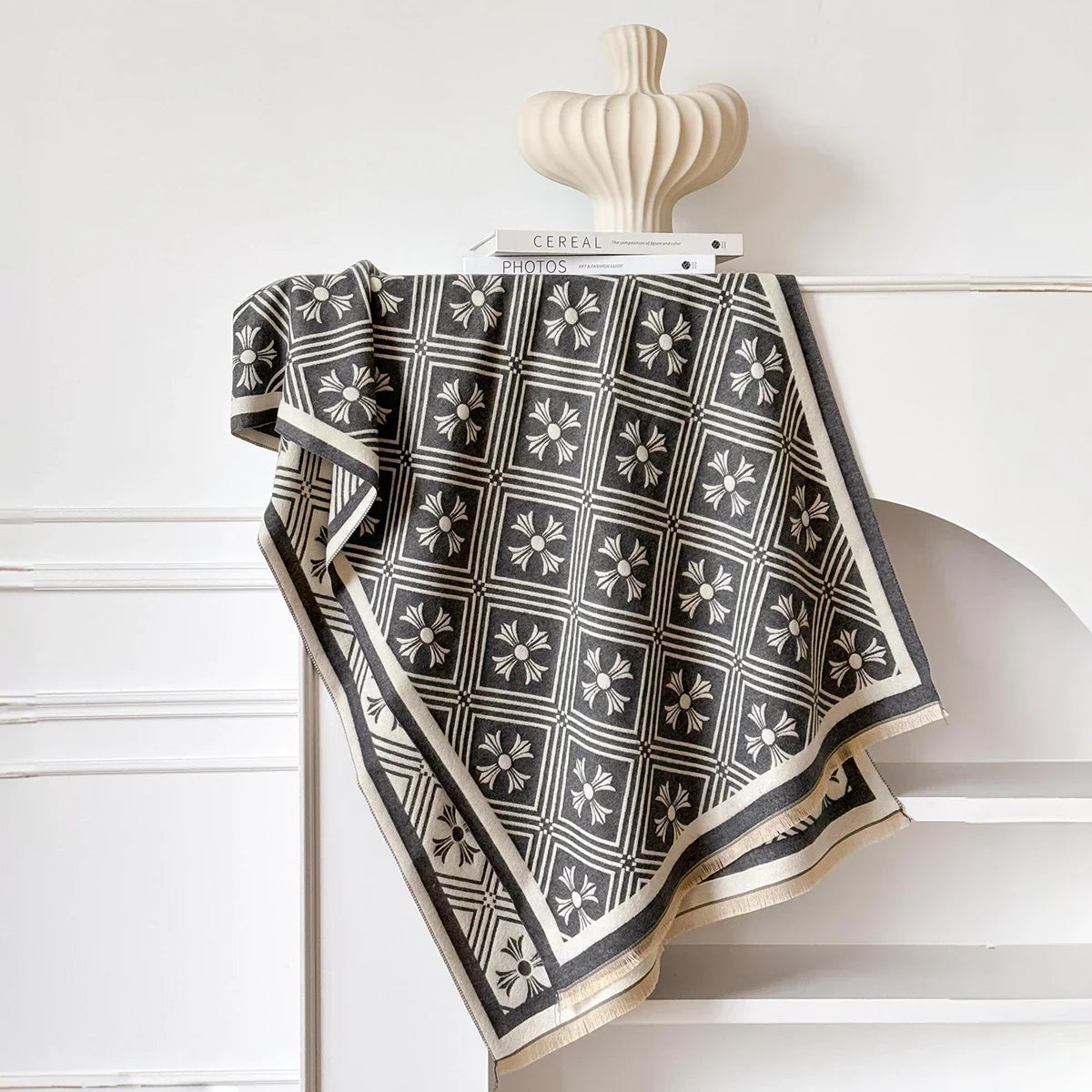 Women’s Cashmere-Feel Winter Scarf – Soft Oversized Printed Wrap for Warm Everyday Layering and Elegant Cold-Weather Styling