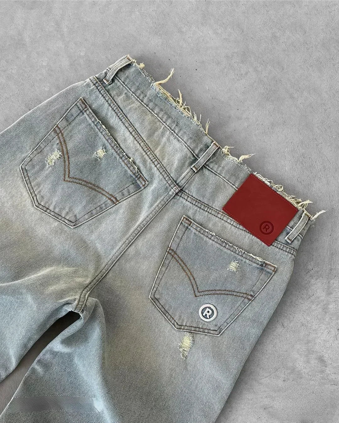 Men’s Distressed Straight-Leg Jeans – Relaxed Washed Denim with Ripped Details and Raw-Edge Finishing