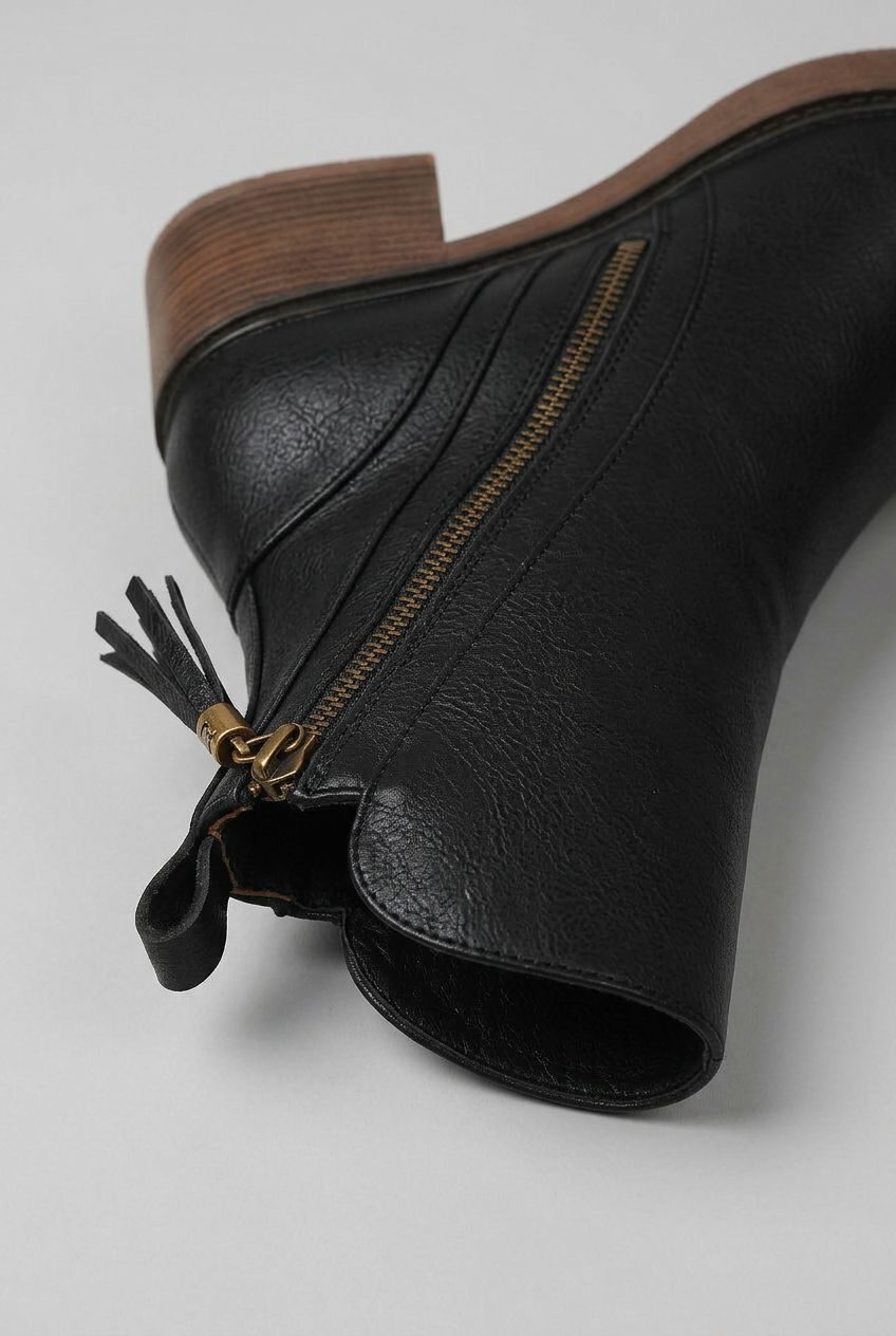 Women’s Block-Heel Ankle Boots – Side-Zip Boots with Rounded Toe and Contrast Sole for Everyday Wear