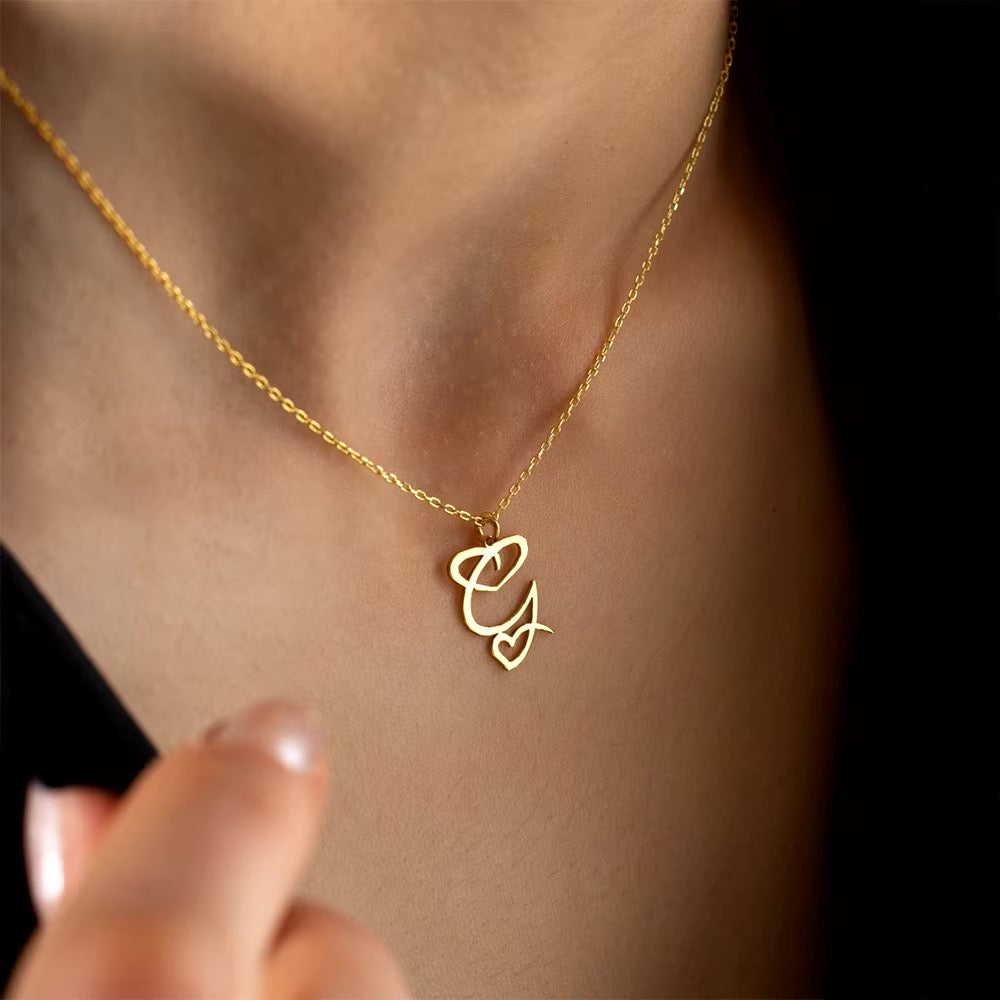 Women’s Initial Heart Pendant Necklace – Gold-Tone Stainless Steel Letter Charm for Personalised Everyday Wear and Gifting