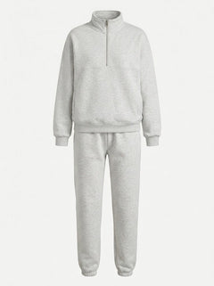 Women’s Half-Zip Sweatshirt Set – Relaxed Jogger Outfit for Travel and Everyday Wear