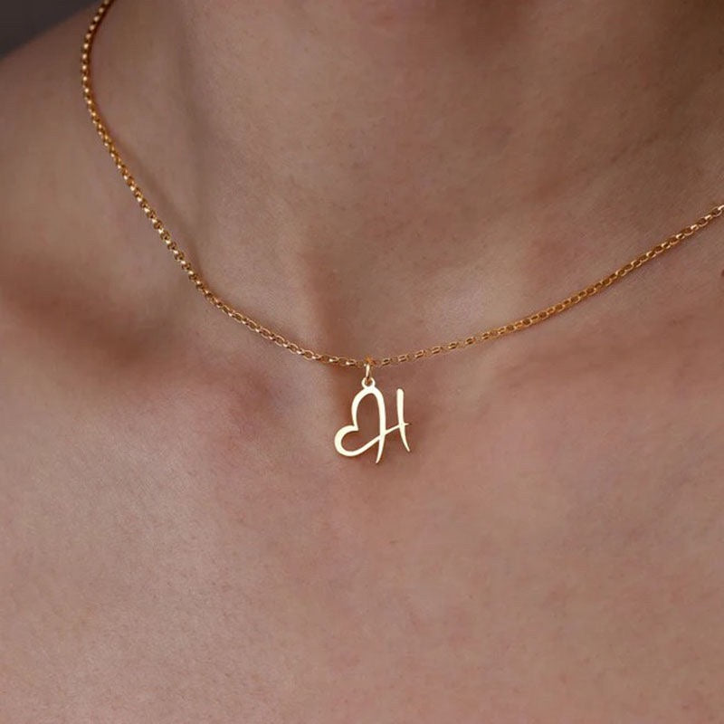 Women’s Initial Heart Pendant Necklace – Gold-Tone Stainless Steel Letter Charm for Personalised Everyday Wear and Gifting