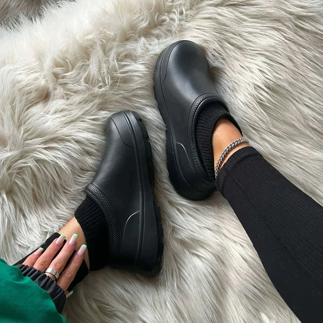 Women’s Fleece-Lined Slip-On Shoes – Low-Cut Everyday Footwear with Ribbed Stretch Collar and Gripped Sole