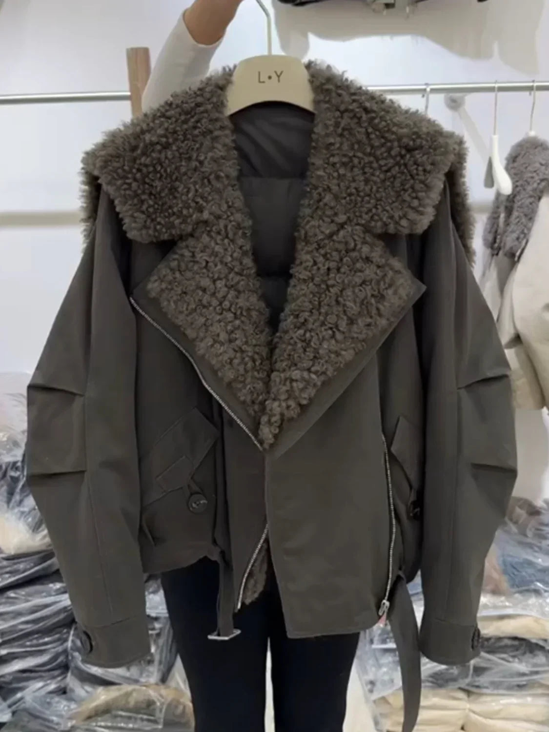 Women’s Oversized Faux-Fur Collar Jacket – Relaxed Winter Outerwear with Asymmetric Zip Front