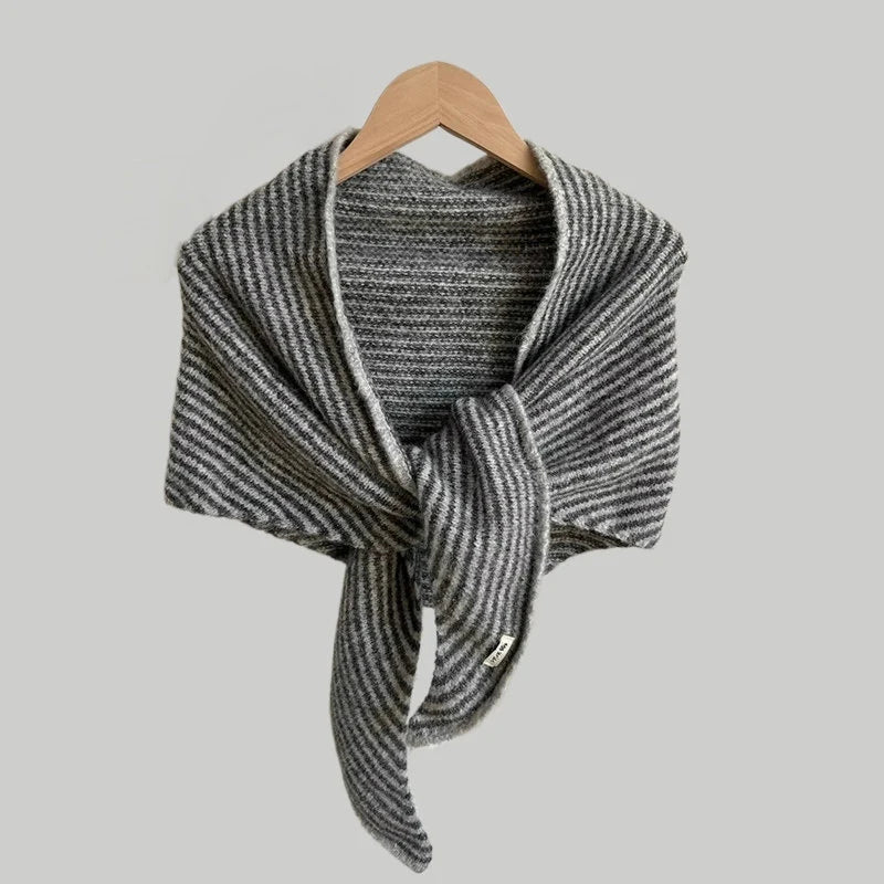 Women’s Soft Wool-Blend Triangle Scarf – Warm Printed Wrap for Autumn and Winter Everyday Layering