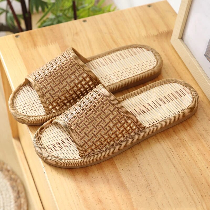 Men’s Woven Bamboo Rattan Slippers – Breathable Open-Toe Indoor Slides for Warm-Weather Everyday Comfort