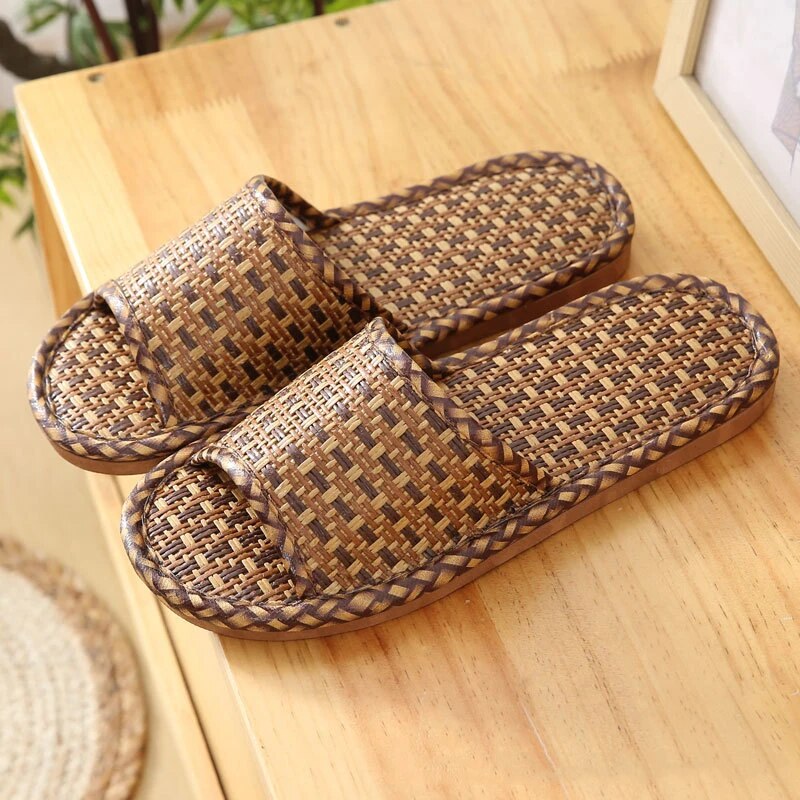 Men’s Woven Bamboo Rattan Slippers – Breathable Open-Toe Indoor Slides for Warm-Weather Everyday Comfort