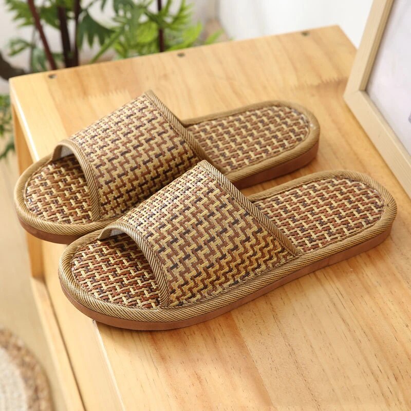 Men’s Woven Bamboo Rattan Slippers – Breathable Open-Toe Indoor Slides for Warm-Weather Everyday Comfort