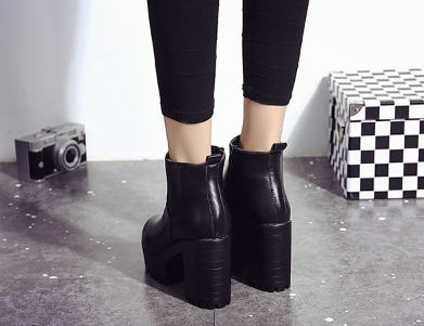 Women's Chunky Chelsea Boots - Platform Lug Sole Pull-On Ankle Boot - original product image 3