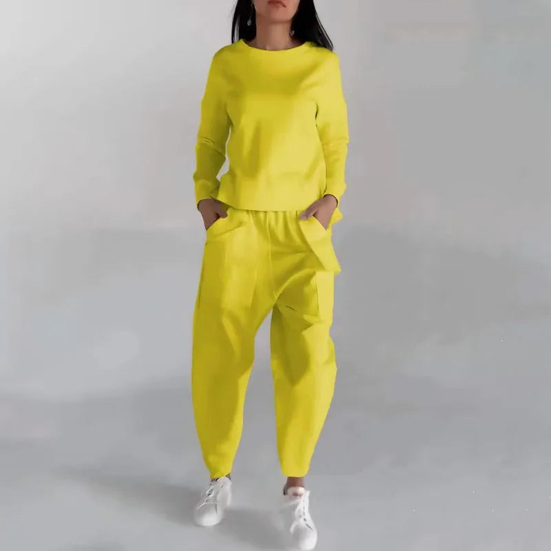 Women’s Crew-Neck Sweatshirt and Cargo Jogger Set – Relaxed Two-Piece Casual Outfit
