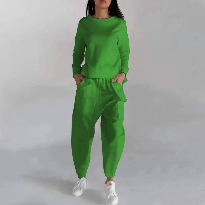 Women’s Crew-Neck Sweatshirt and Cargo Jogger Set – Relaxed Two-Piece Casual Outfit
