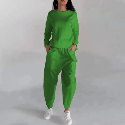 Women’s Crew-Neck Sweatshirt and Cargo Jogger Set – Relaxed Two-Piece Casual Outfit