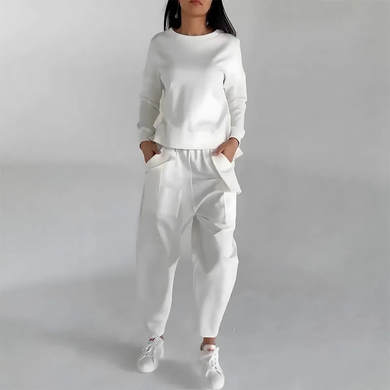Women’s Crew-Neck Sweatshirt and Cargo Jogger Set – Relaxed Two-Piece Casual Outfit