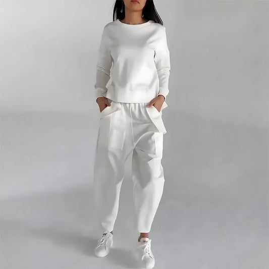Women’s Crew-Neck Sweatshirt and Cargo Jogger Set – Relaxed Two-Piece Casual Outfit