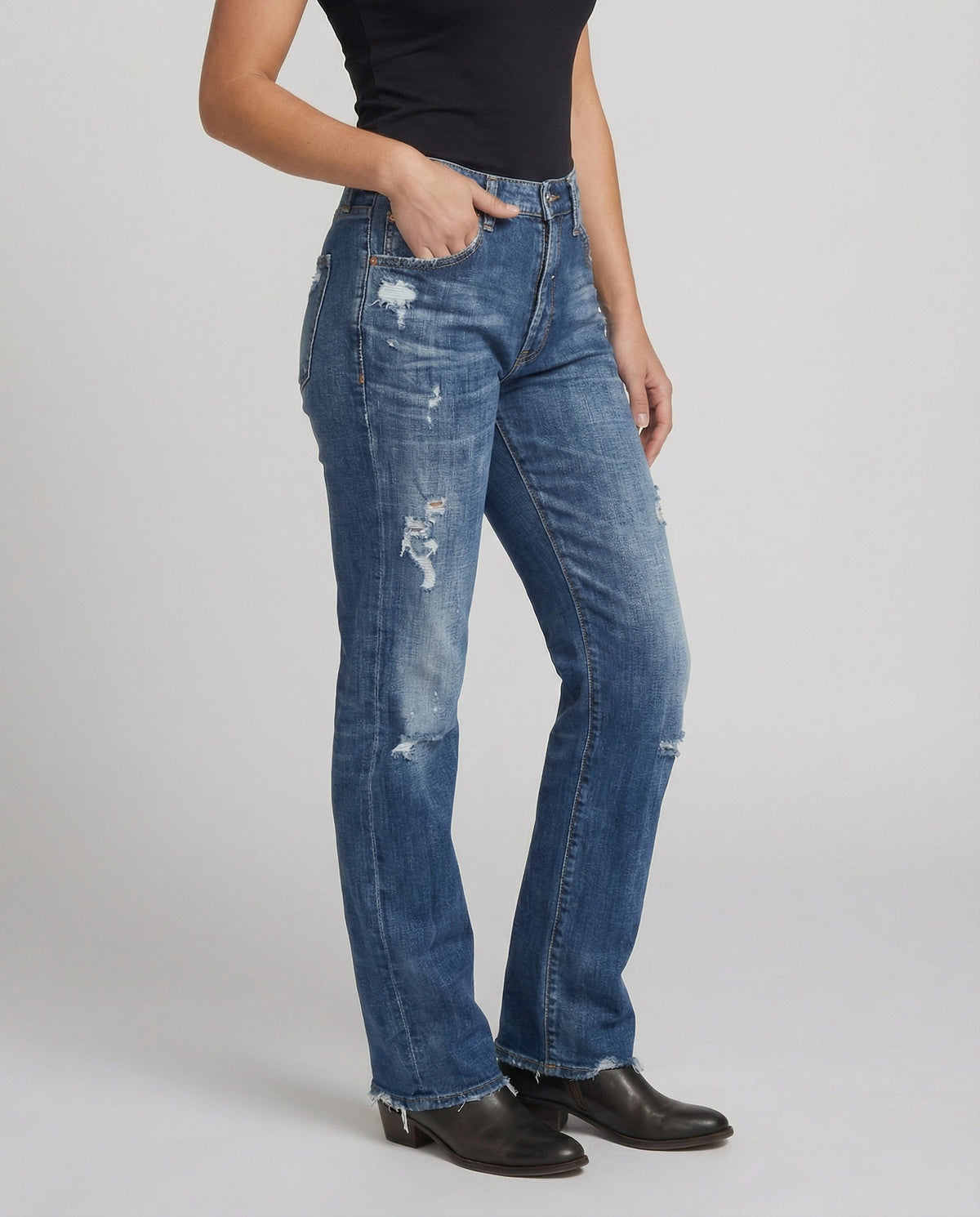 Women’s Distressed Straight-Leg Jeans – Mid-Rise Denim Trousers with Ripped Details for Casual Everyday Wear