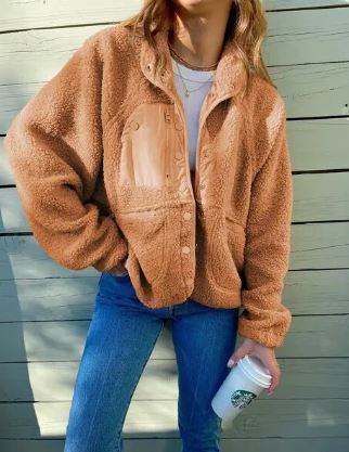 Women’s Button-Front Sherpa Fleece Jacket – Relaxed Warm Layer for Everyday Winter Wear